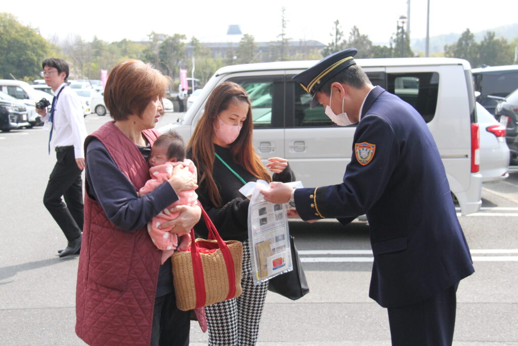 林野火災注意報警報制度のチラシを配る消防職員