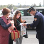 林野火災注意報警報制度のチラシを配る消防職員