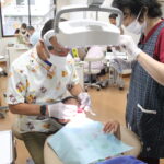 歯の状態をチェックしてもらう参加者＝岡山県津山市で