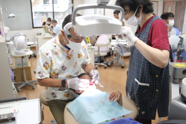 歯の状態をチェックしてもらう参加者＝岡山県津山市で