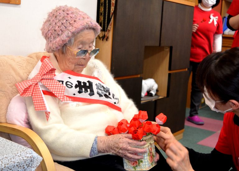 105歳金田さんを祝福