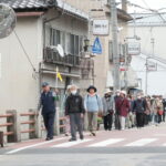 翁橋をわたる家族連れら=岡山県津山市で
