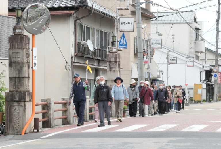 翁橋をわたる家族連れら=岡山県津山市で