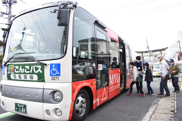 乗り方講座でごんごバスに乗車する参加者