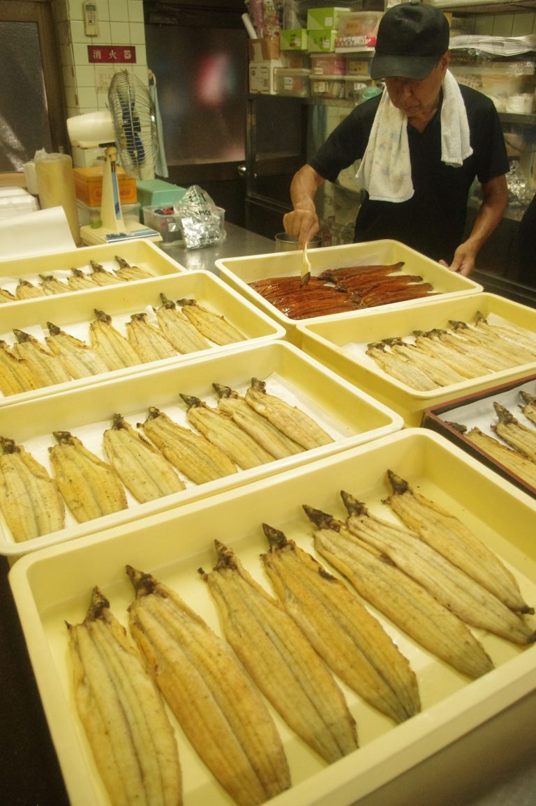 ピークを迎えているウナギのかば焼き作り＝かめや鮮魚店（岡山県津山市）で＝