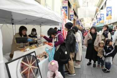 買い物客でにぎわう店頭