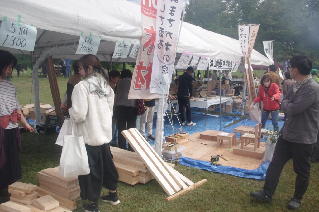 木工品や住宅用端材などが並ぶ会場