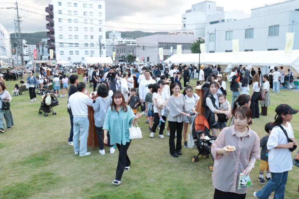 大勢の人で活気にあふれる会場