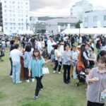 大勢の人で活気にあふれる会場