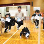 ゴム跳びを楽しむ児童=岡山県津山市で