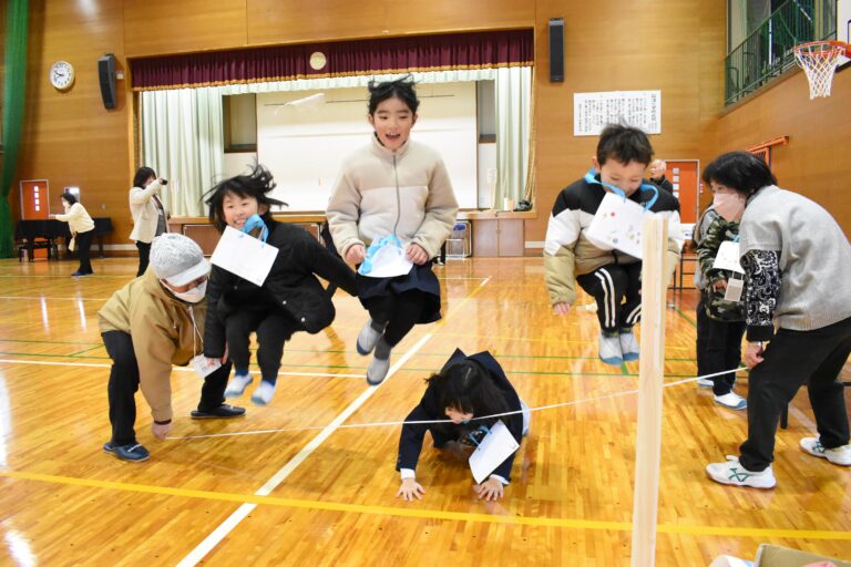 ゴム跳びを楽しむ児童=岡山県津山市で