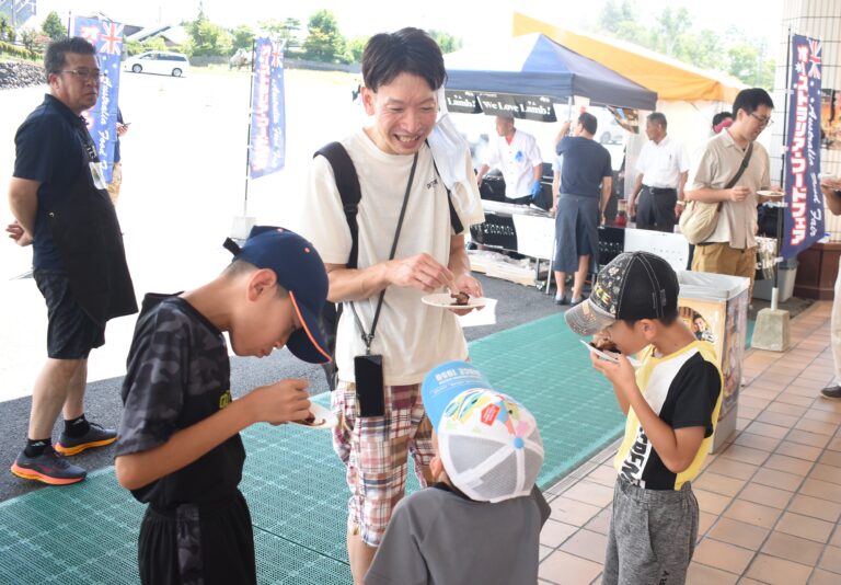 オーストラリア産ラム肉を味わう家族連れ=岡山県真庭市で