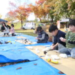 粘土遊びに熱中する子どもたち=岡山県津山市で