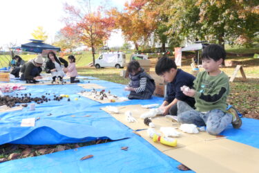 粘土遊びに熱中する子どもたち=岡山県津山市で