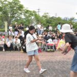 人気を集めた、協賛企業から100の景品が当たる大抽選会=岡山県津山市で