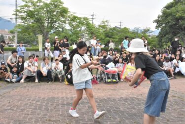 人気を集めた、協賛企業から100の景品が当たる大抽選会=岡山県津山市で