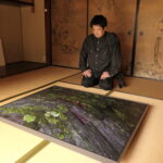 会場に展示された作品と倉谷さん