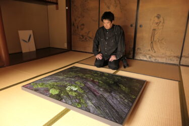 会場に展示された作品と倉谷さん