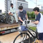 トラックに積み込まれる放置自転車=岡山県津山市で
