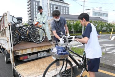 トラックに積み込まれる放置自転車=岡山県津山市で