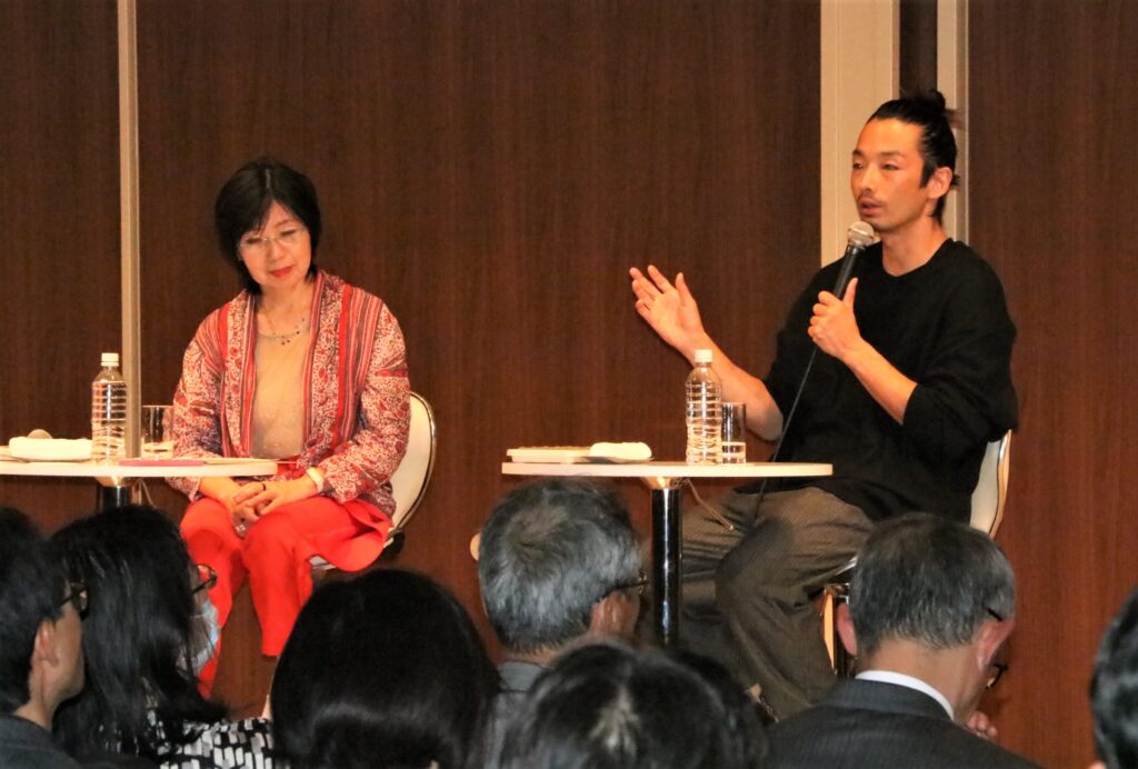 長谷川ディレクター(左）と森山未來さん（右）のトークセッション
