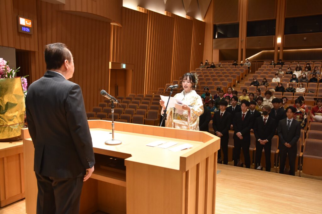 決意を述べる二十歳代表