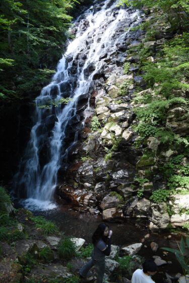 涼感あふれる布滝=岡山県津山市で