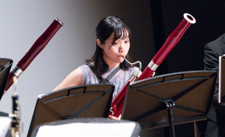 ファゴットを演奏する廣幡さん（中央）