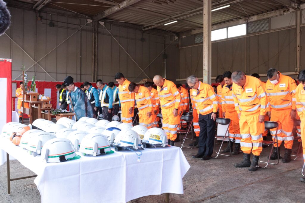 交通安全を祈願する出席者たち