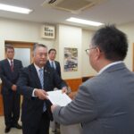 原田局長（右）に要望書を提出する中島議長=岡山県津山市で