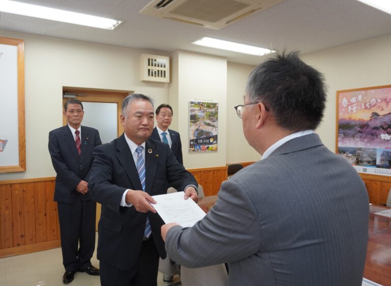 原田局長（右）に要望書を提出する中島議長=岡山県津山市で