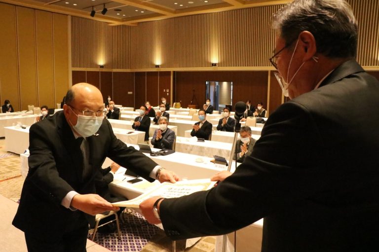 津山商工会議所の本年度議員協議会、山下のザ・シロヤマテラス津山別邸で開かれ、永年勤続の議員11人を表彰