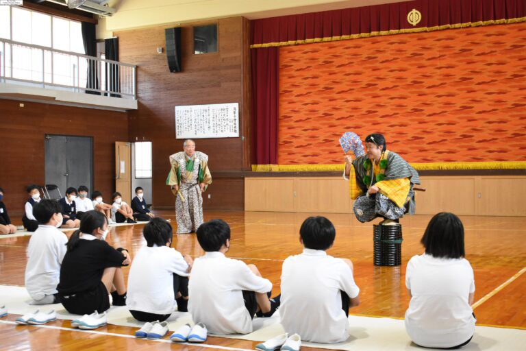 「柿山伏」を演じる田賀屋さんと島田さん=岡山県真庭市で