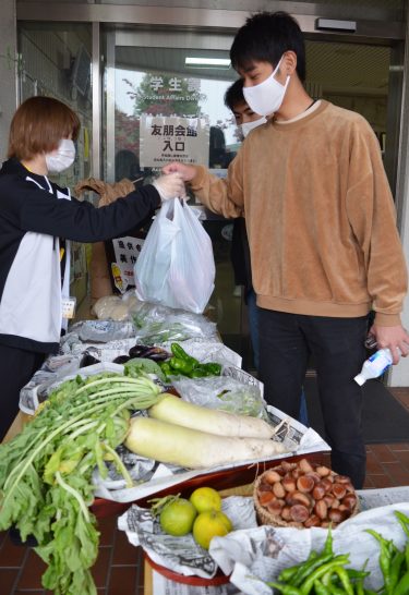 津山高専の学生に農作物贈り支援