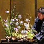 初夏をイメージした生け花を作る五世家元・宏貴さん=岡山県津山市で