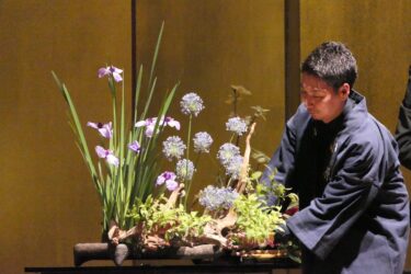初夏をイメージした生け花を作る五世家元・宏貴さん=岡山県津山市で
