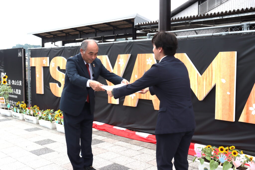 光井市長から感謝状を受け取る中村会長