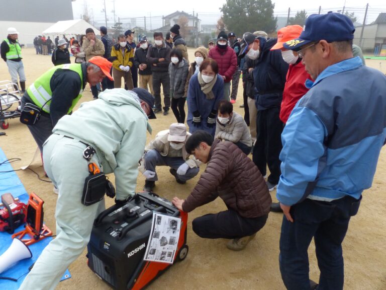 発電機など防災資機材の操作を学ぶ住民