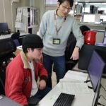 研究室で結果を確認する大澤さんと房副教授