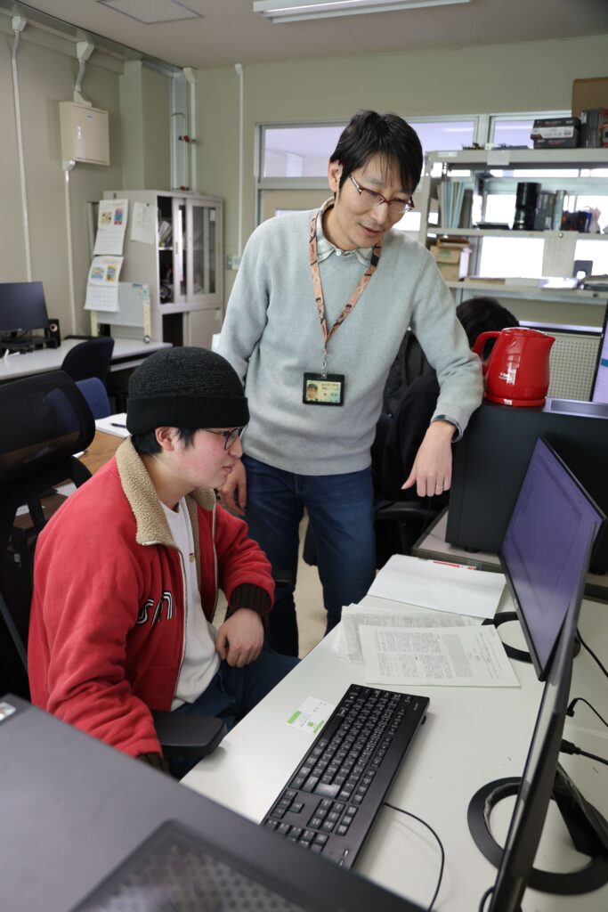 研究室で結果を確認する大澤さんと房副教授