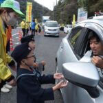 安全運転を呼びかける園児たち=岡山県津山市で