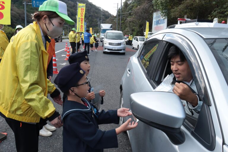 安全運転を呼びかける園児たち=岡山県津山市で