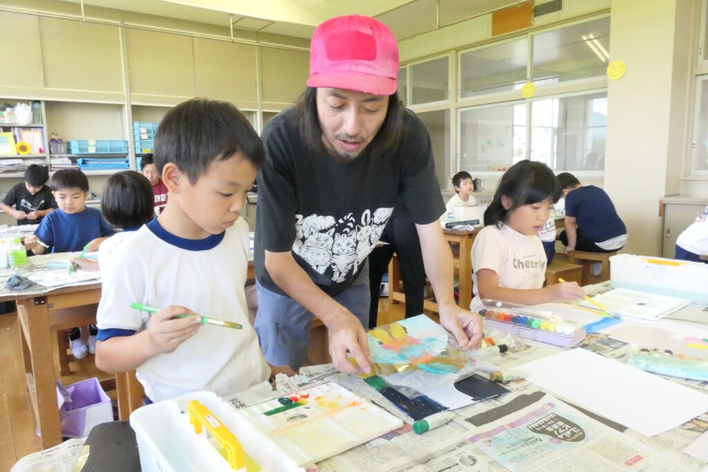 片山さんの助言を受けながら作品づくりに励む児童たち