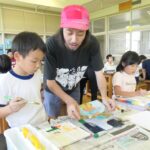 片山さんの助言を受けながら作品づくりに励む児童たち