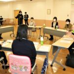 医療や看護の課題について出席者と意見を交わす伊原木知事（右）＝岡山県津山市で