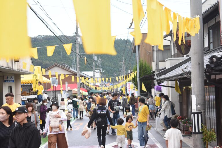 黄色に染まり、にぎわう亀甲商店街=岡山県美咲町で