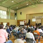 障害者の発表に耳を傾ける来場者=岡山県美咲町で