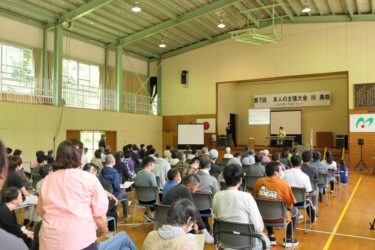 障害者の発表に耳を傾ける来場者=岡山県美咲町で