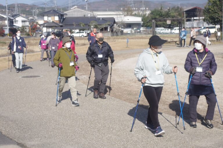 ノルディックウオークを楽しむ参加者=岡山県津山市の中央公民館で