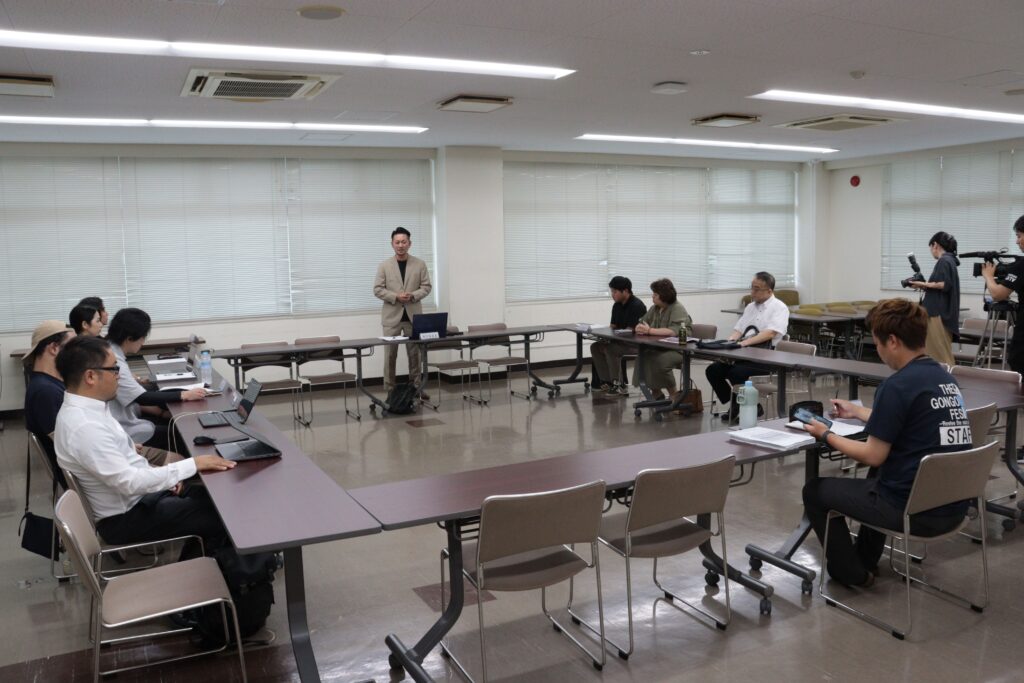 話し合いを進める実行委のメンバー